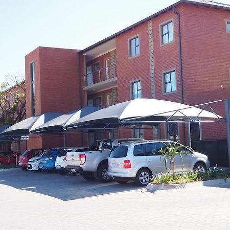 Or Tambo Self Catering Apartments, The Willows Boksburg Exterior photo