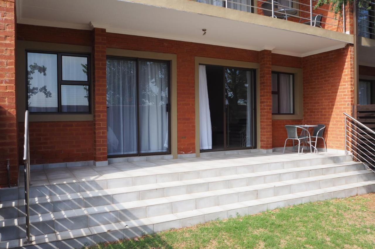 Or Tambo Self Catering Apartments, The Willows Boksburg Exterior photo