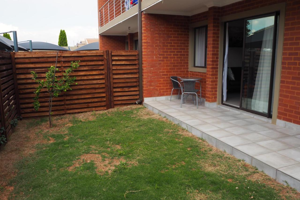 Or Tambo Self Catering Apartments, The Willows Boksburg Exterior photo