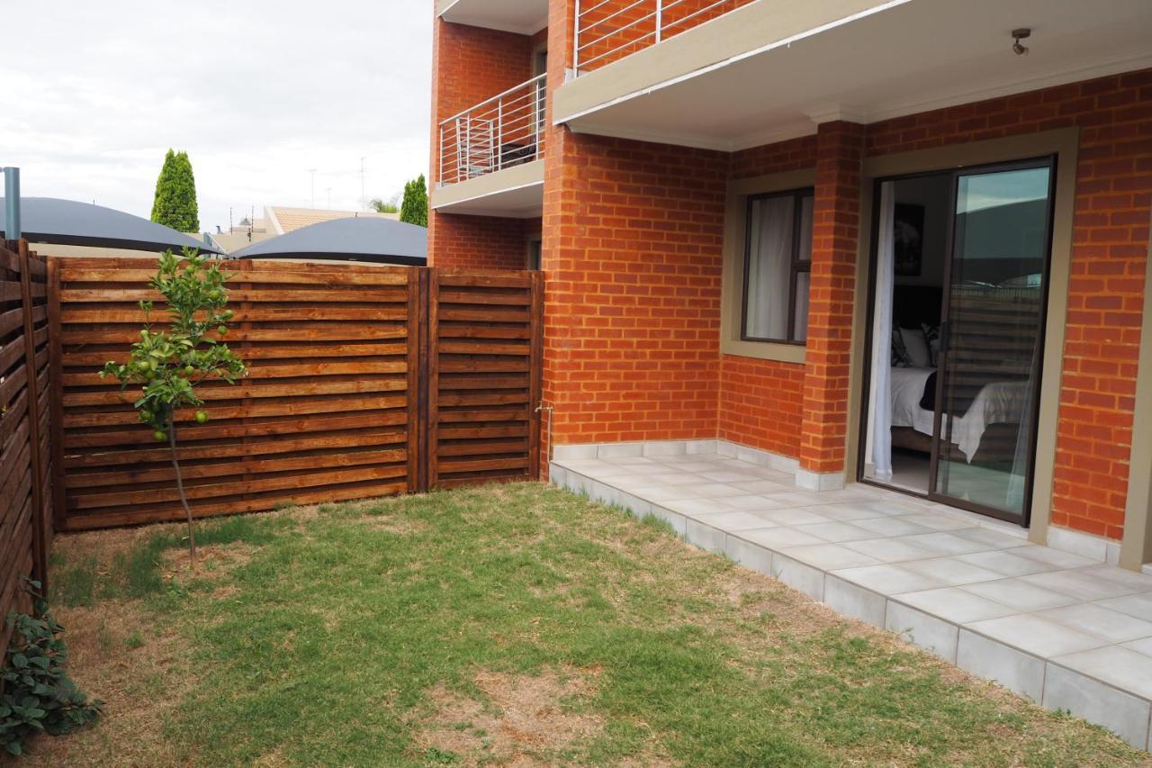 Or Tambo Self Catering Apartments, The Willows Boksburg Exterior photo