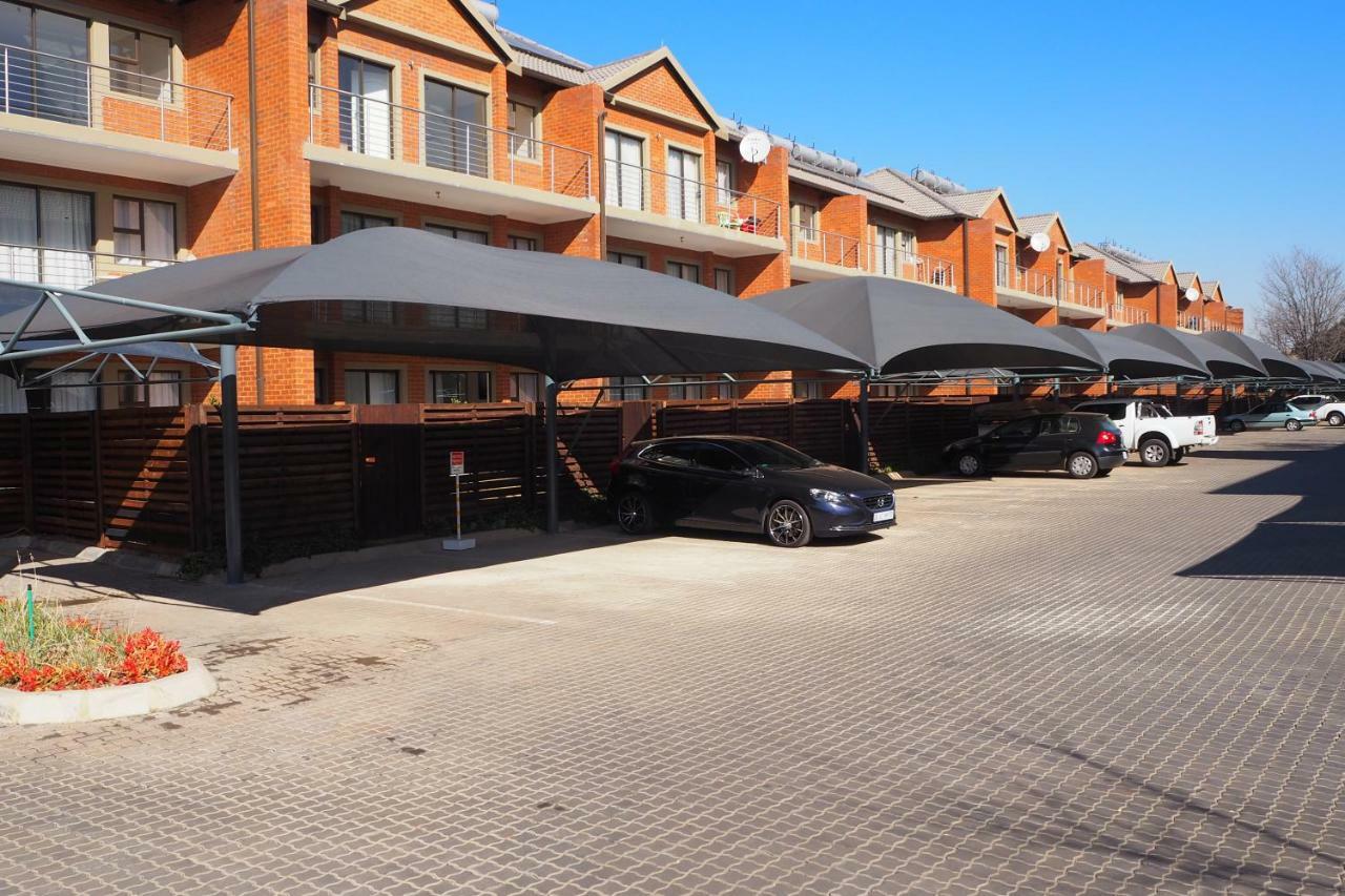 Or Tambo Self Catering Apartments, The Willows Boksburg Exterior photo